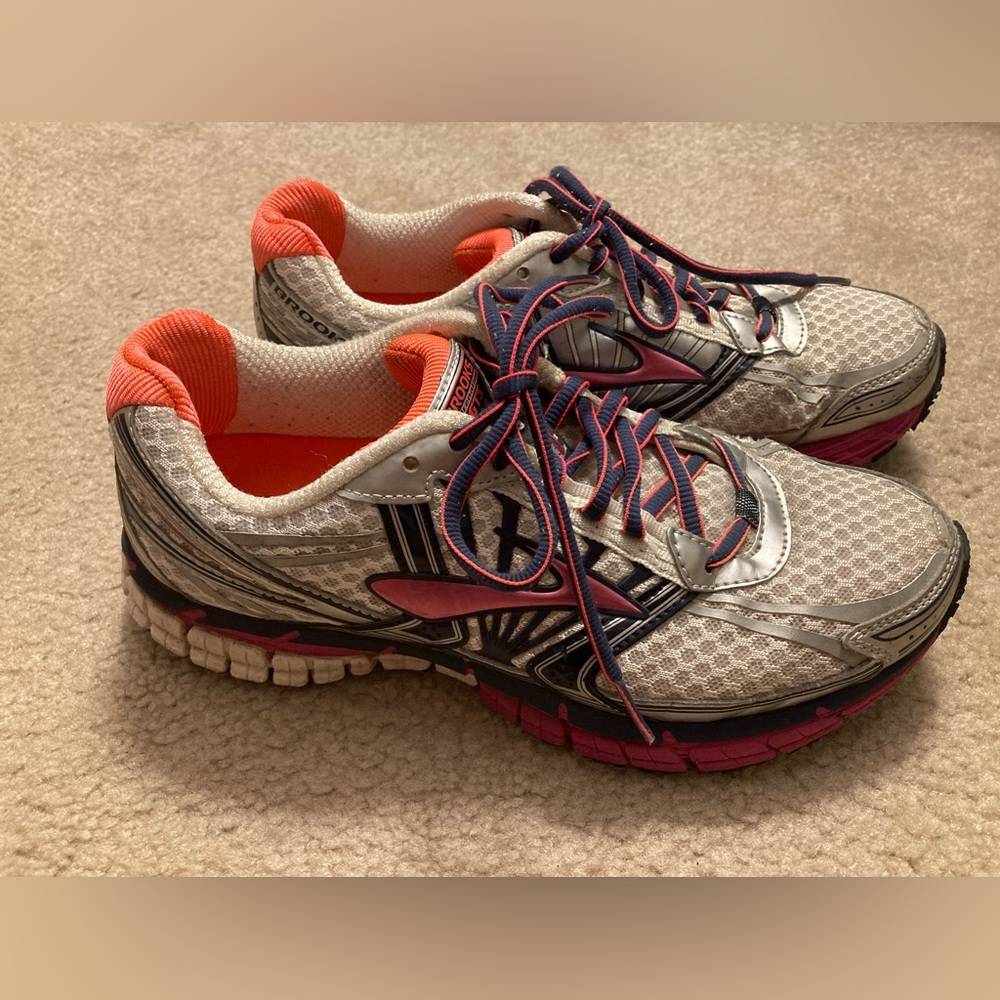 Brooks Adrenaline GTS Women’s Running Shoe 8.5D - 8.5 Wide. White, Pink & Navy.